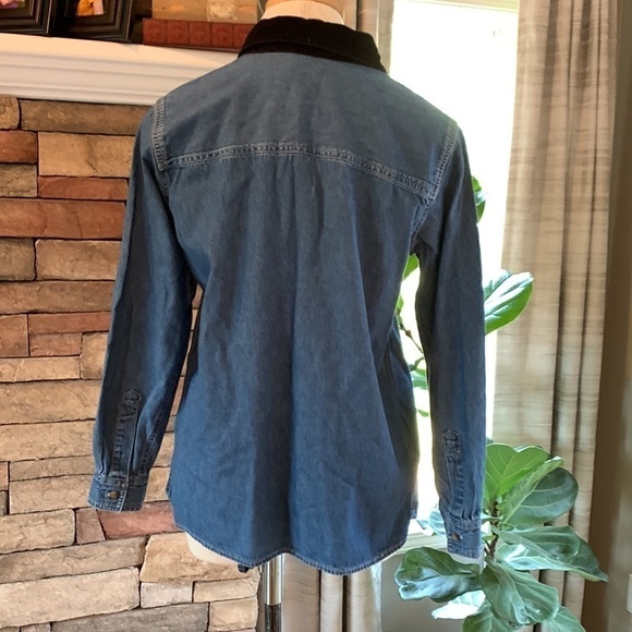 𝅺vintage denim embroidered Christmas button down size small - Picture 4 of 6